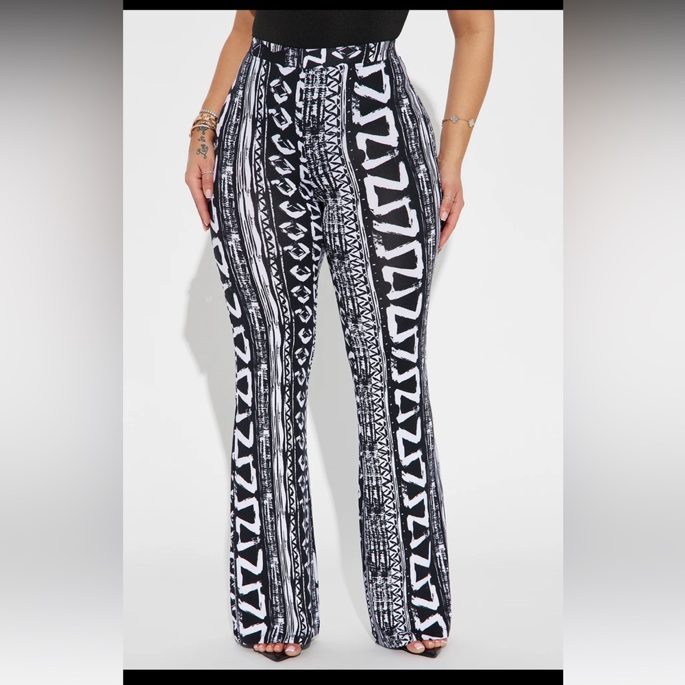 Flare pants 🤍🖤